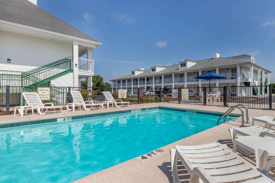 Swimming pool [outdoor]