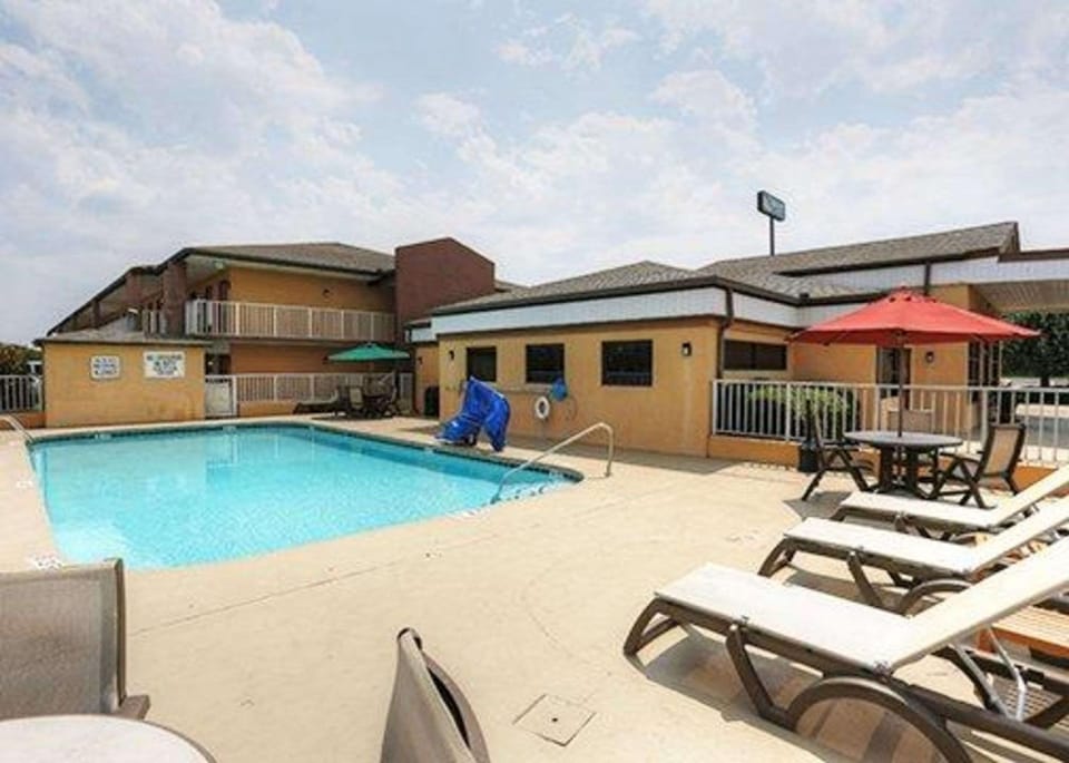 Swimming pool [outdoor]
