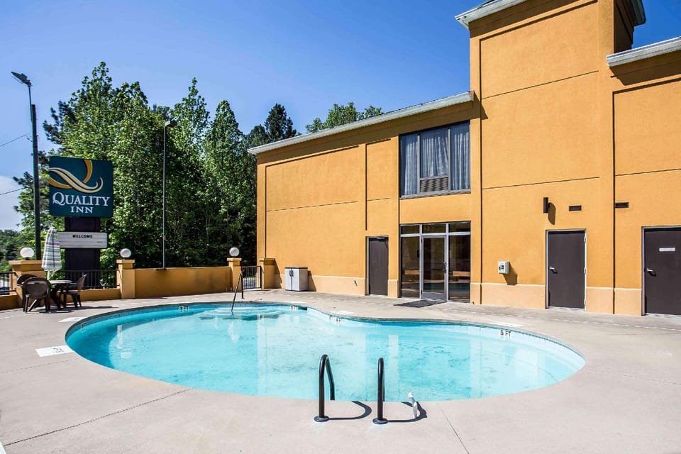 Swimming pool [outdoor]