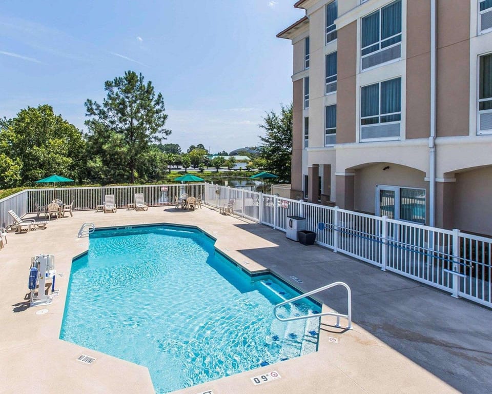 Swimming pool [outdoor]