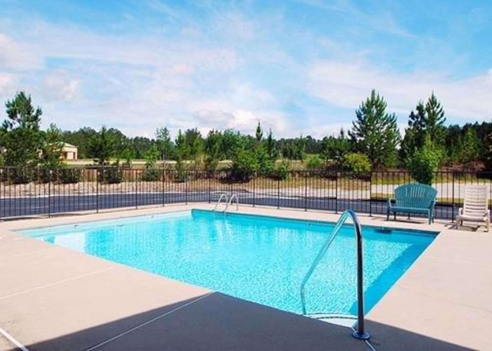 Swimming pool [outdoor]