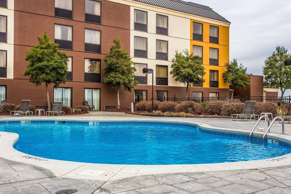 Swimming pool [outdoor]