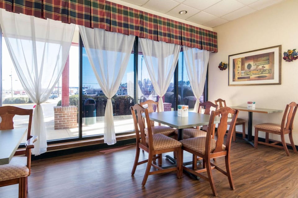 Econo Lodge Inn & Suites Conference Center Hotel in Dublin