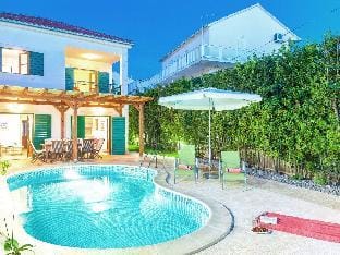 Charming villa with spacious rooms and private swimming pool in the lavender island of Hvar Hotel in Hvar