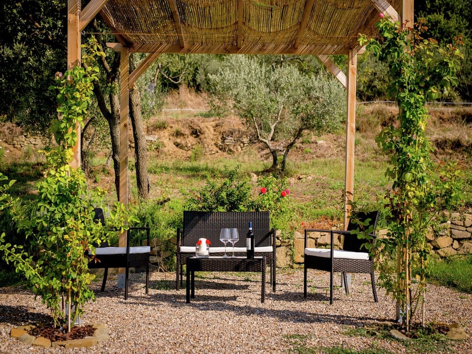 Villa in Cortona with Pool and Val di Chiana View Resort in Umbria