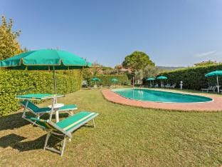 Serene Lakeview Apartment Hotel in Umbria