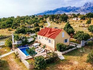 Stunning Villa in Zaton Obrovacki with Swimming Pool Hotel in Šibenik-Knin County, Croatia