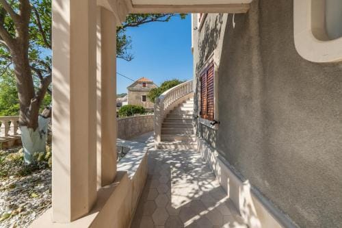 Apartments and rooms by the sea Sumartin, Brac - 13285 Hotel in Split-Dalmatia County