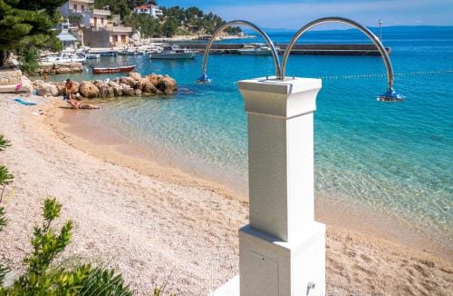 Apartments and rooms by the sea Brela, Makarska - 13118 Hotel in Brela