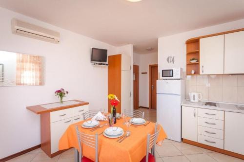 Apartments and rooms by the sea Brela, Makarska - 13118 Hotel in Brela