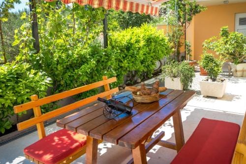 Apartments and rooms by the sea Brela, Makarska - 13118 Hotel in Brela