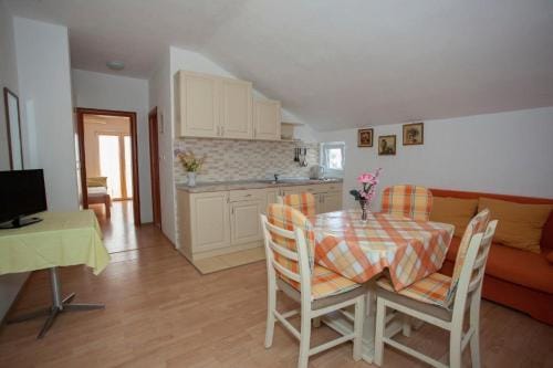 Apartments and rooms with parking space Tucepi, Makarska - 13056 Hotel in Tučepi