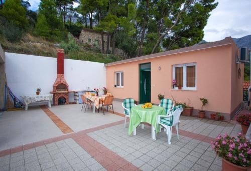 Apartments and rooms with parking space Tucepi, Makarska - 13056 Hotel in Tučepi