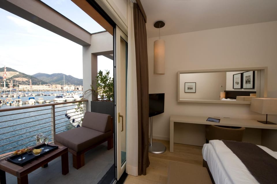 Marina Place Resort Hotel in Genoa