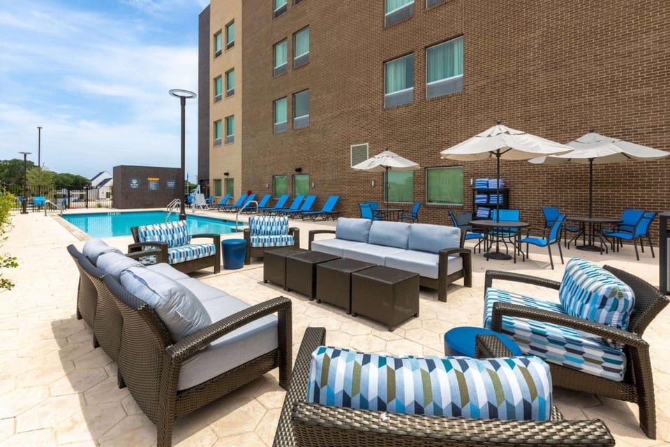 La Quinta Inn & Suites by Wyndham Round Rock near Kalahari Hotel in Round Rock