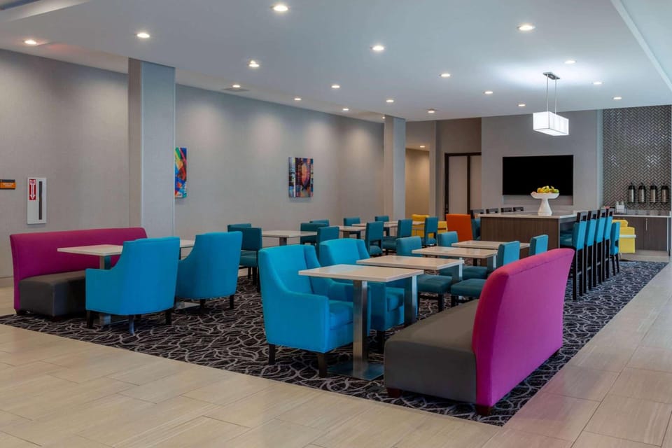La Quinta Inn & Suites by Wyndham Shorewood Hotel in Joliet
