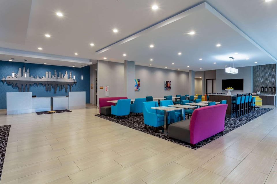 La Quinta Inn & Suites by Wyndham Shorewood Hotel in Joliet