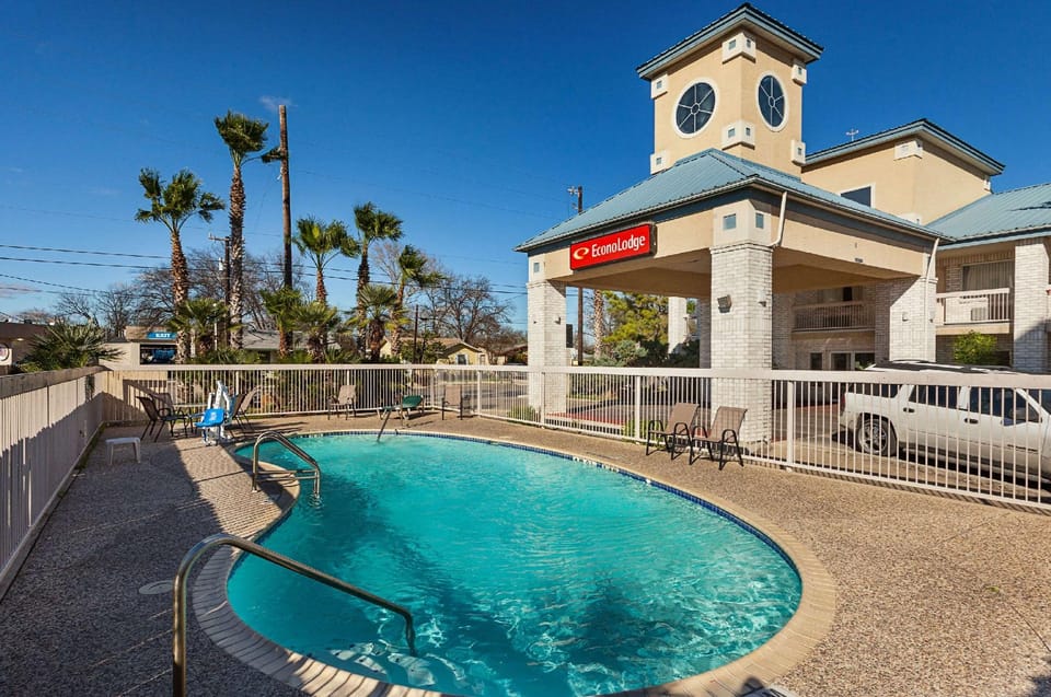 Swimming pool [outdoor]
