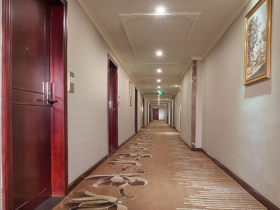 Vienna Hotel Shenzhen Exhibition Center Gangxia Metro Station Hotel in Hong Kong