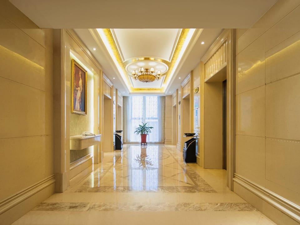 Vienna International Hotel Shenzhen Qianhai Happy Bay Hotel in Hong Kong