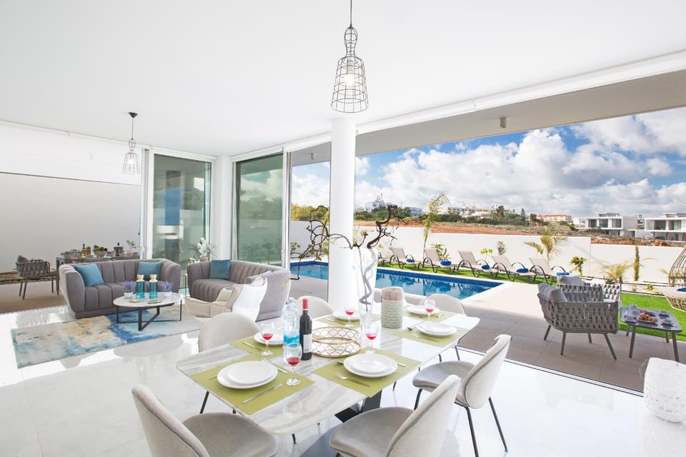 Villa Prol26, Stunning 3bdr Protaras Villa with Pool, Close to Fig Tree Bay Resort in Protaras