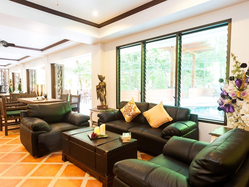 Shared lounge/TV area