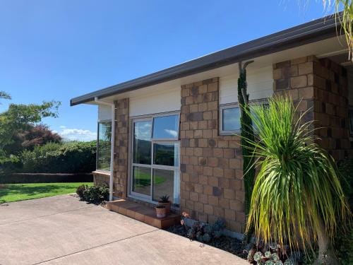 Views to unwind - self contained unit w/king bed Hotel in Auckland Region