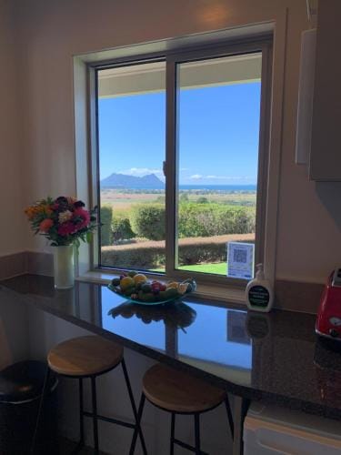 Views to unwind - self contained unit w/king bed Hotel in Auckland Region