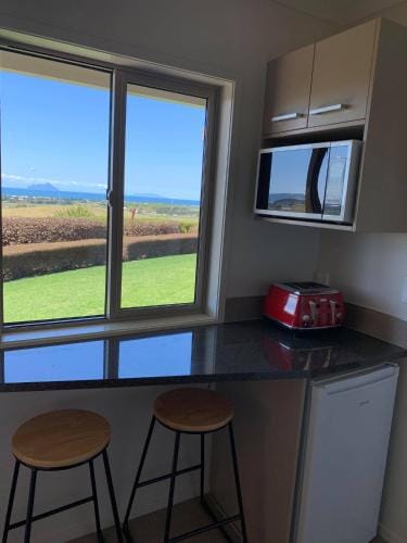 Views to unwind - self contained unit w/king bed Hotel in Auckland Region