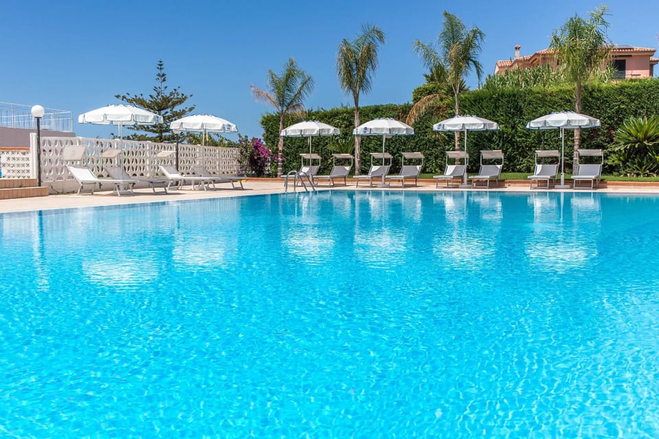 Swimming pool [outdoor]