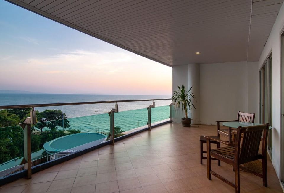 Royal Beach View  Hotel in Pattaya City