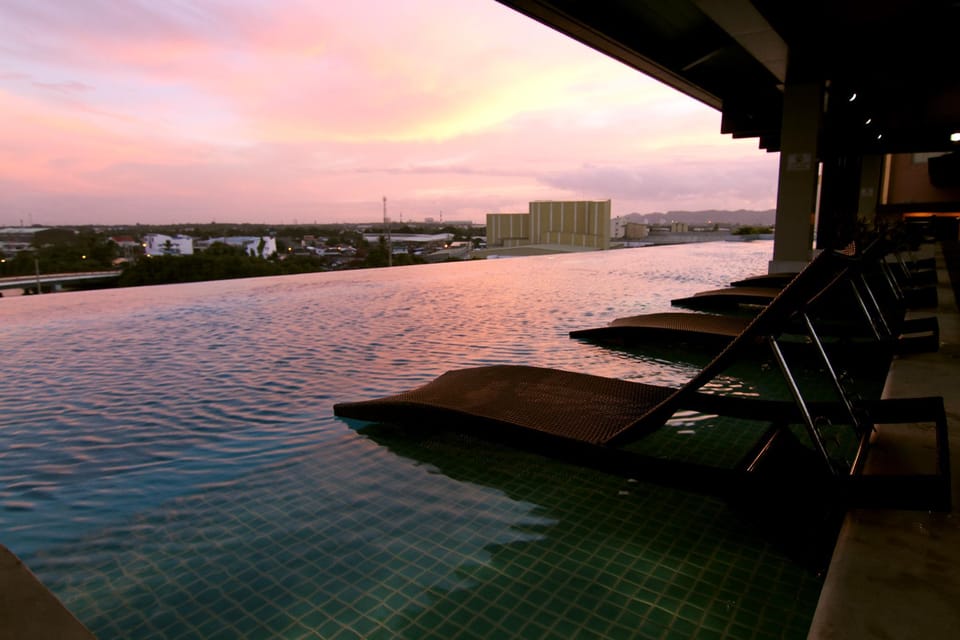 Swimming pool [outdoor]