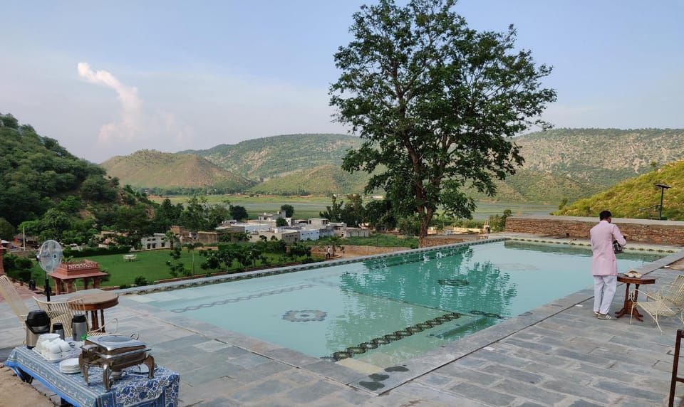 Swimming pool [outdoor]