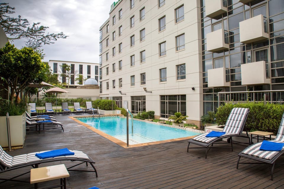 Swimming pool [outdoor]