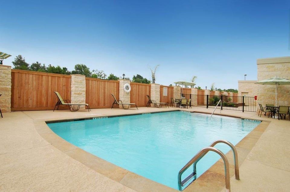 Swimming pool [outdoor]
