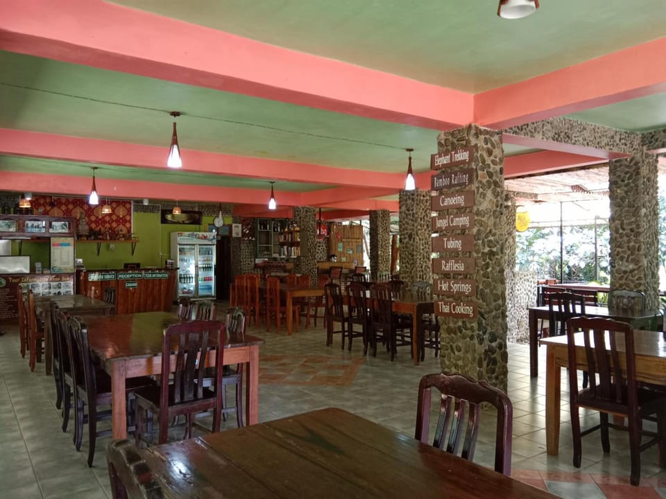 Tree Top River Huts Resort in Khlong Sok