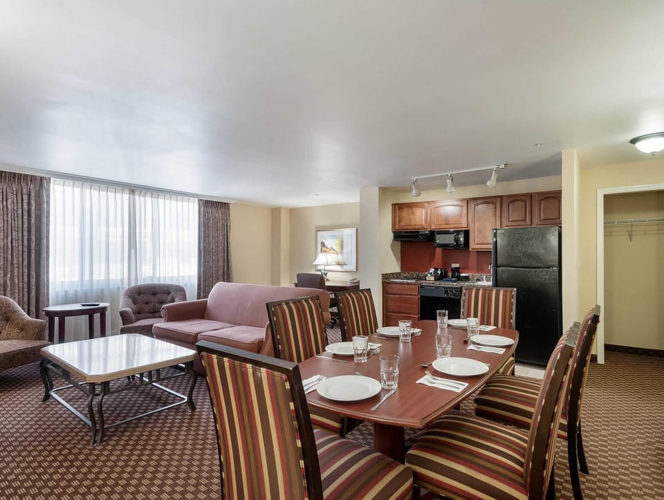 Clarion Collection Hotel Arlington Court Suites Hotel in Court House