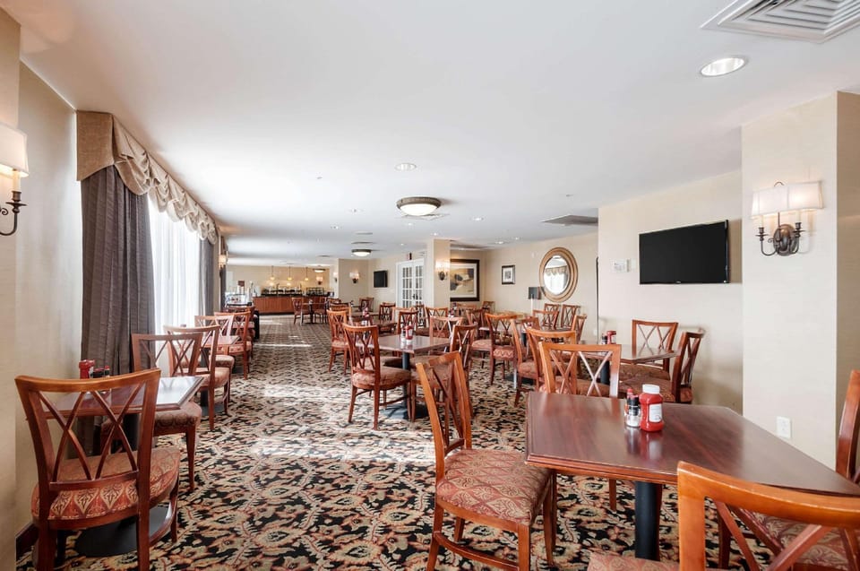 Clarion Collection Hotel Arlington Court Suites Hotel in Court House