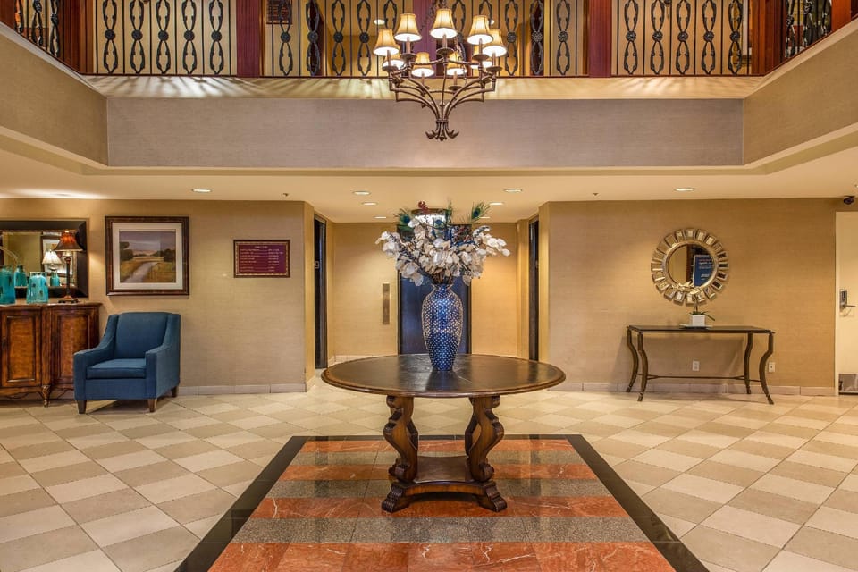 Clarion Collection Hotel Arlington Court Suites Hotel in Court House