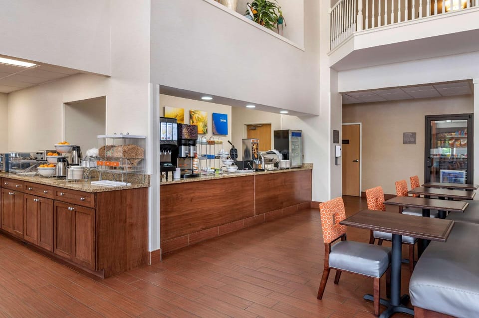 Comfort Suites Elkhart North Hotel in Elkhart