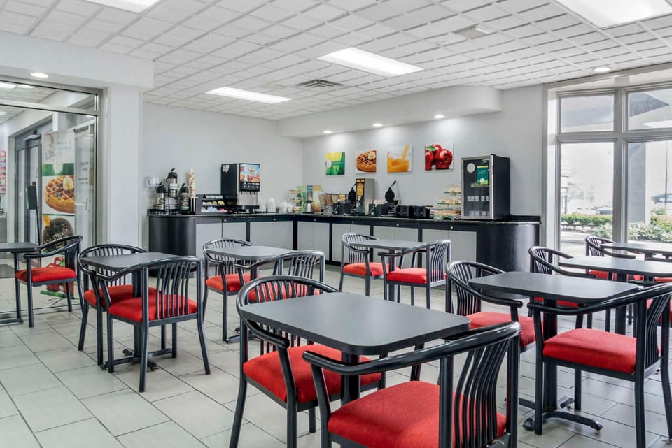 Quality Inn & Suites Banquet Center Hotel in Livonia