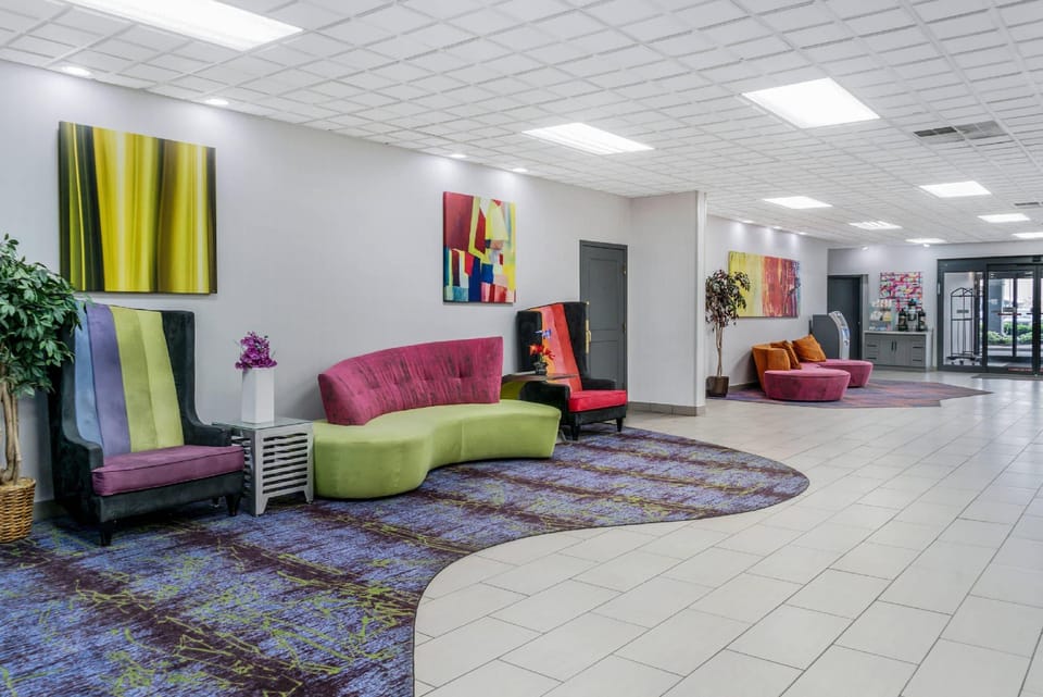 Quality Inn & Suites Livonia - Detroit Hotel in Livonia