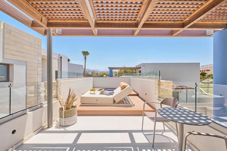 Paralos Kosta Alimia Hotel in Crete Region