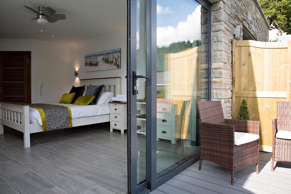Canada Lodge and Lake Hotel in Wales