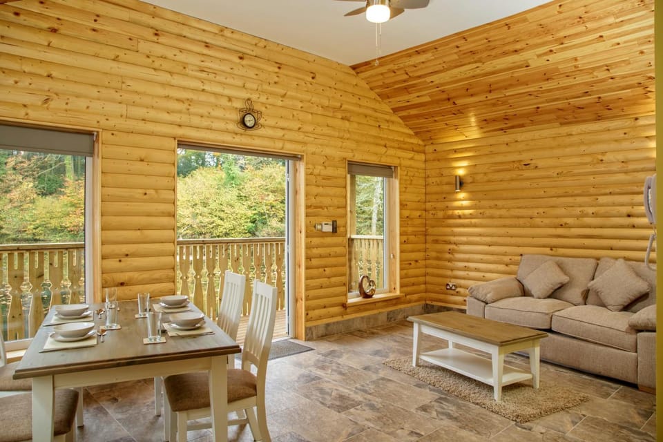Canada Lodge and Lake Hotel in Wales