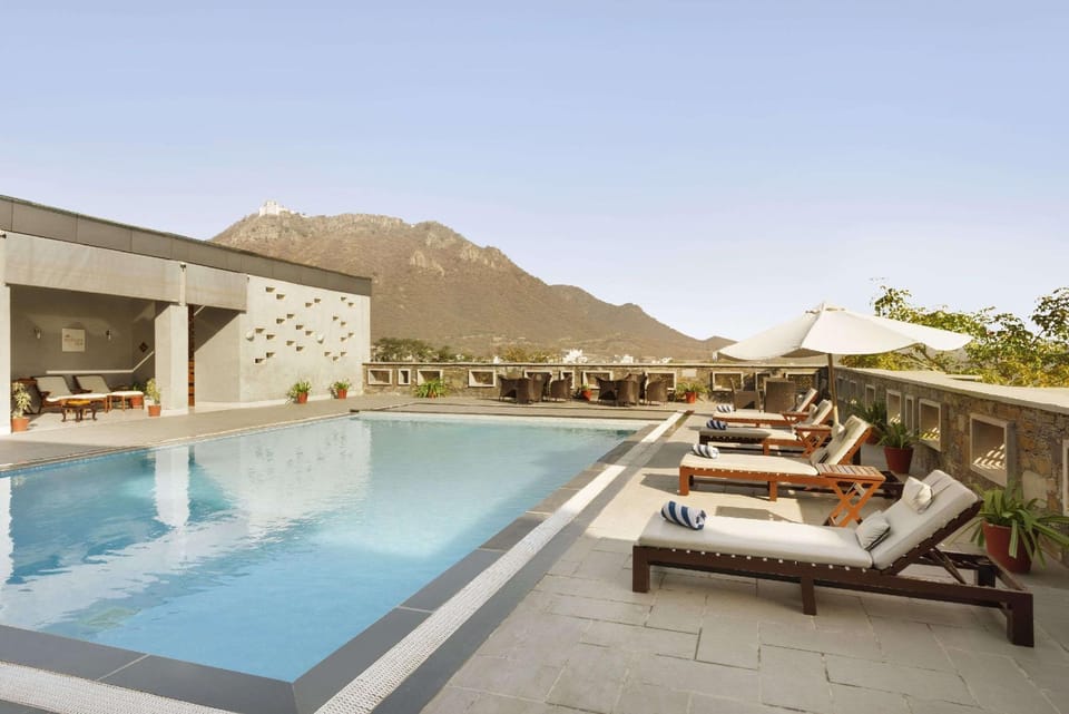 Swimming pool [outdoor]