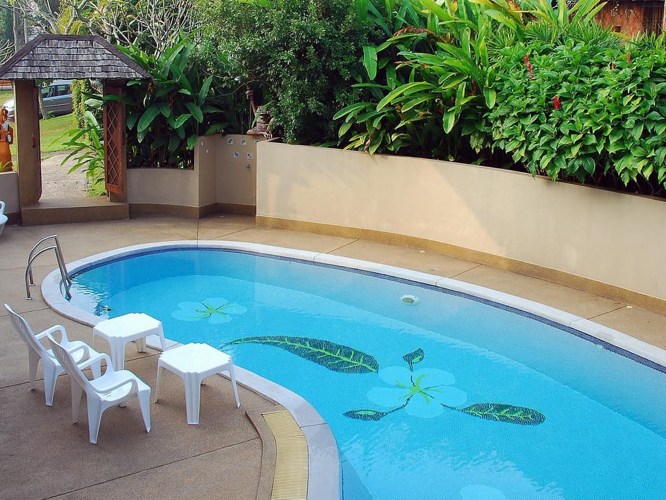 Swimming pool [outdoor]