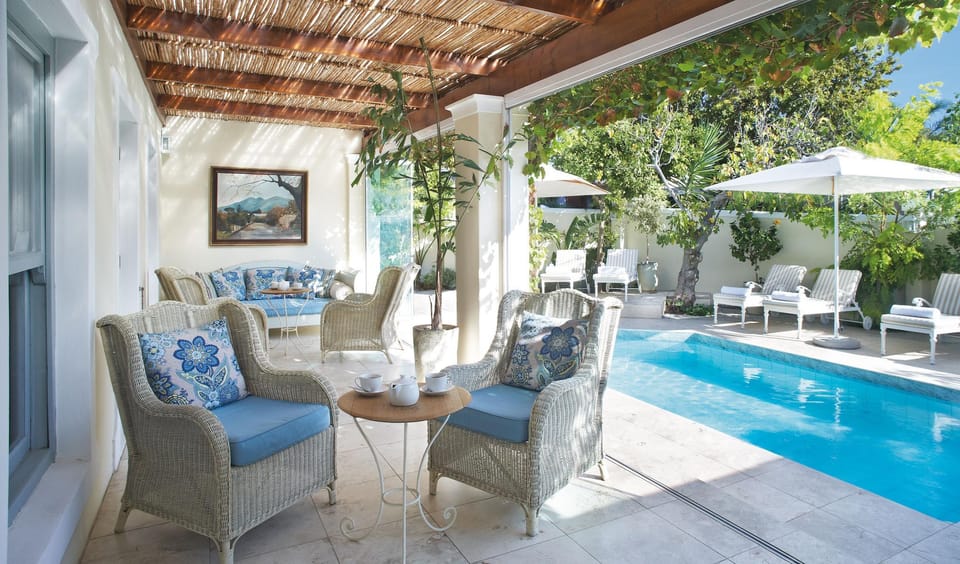 Swimming pool [outdoor]