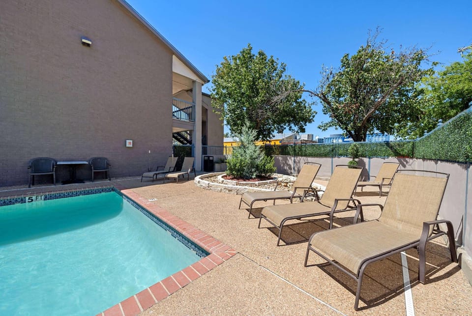 Days Inn by Wyndham Round Rock Hotel in Round Rock
