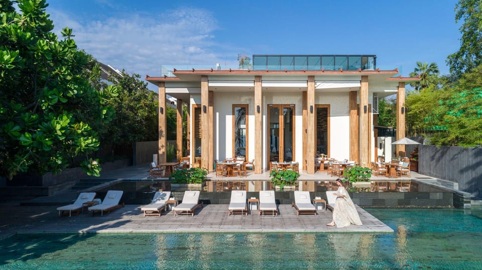 Swimming pool [outdoor]